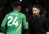 Ruben Amorim menjabat tangan Andre Onana