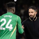 Ruben Amorim menjabat tangan Andre Onana