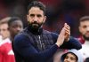 Ruben Amorim menyapa fans usai laga terakhir Manchester United