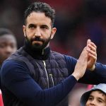 Ruben Amorim menyapa fans usai laga terakhir Manchester United