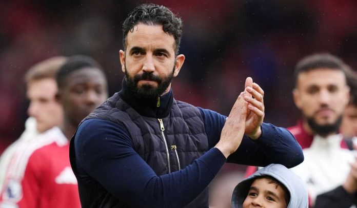 Ruben Amorim menyapa fans usai laga terakhir Manchester United