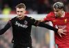 Sam Beukema (Bologna) menjaga bola dari gangguan Luis Diaz (Liverpool)