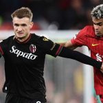 Sam Beukema (Bologna) menjaga bola dari gangguan Luis Diaz (Liverpool)