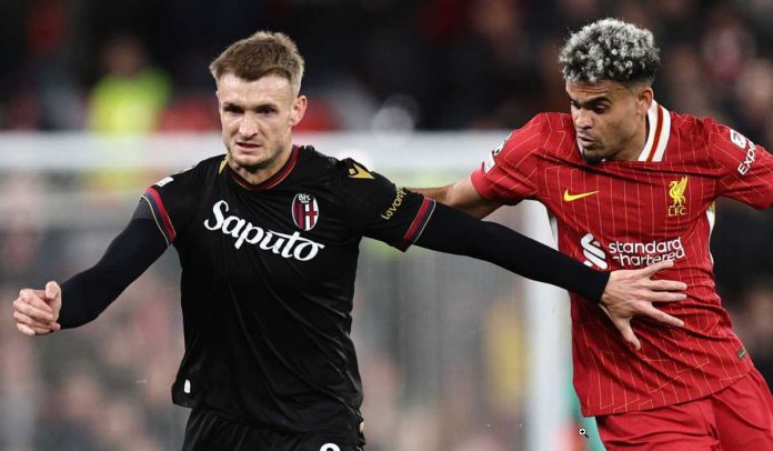 Sam Beukema (Bologna) menjaga bola dari gangguan Luis Diaz (Liverpool)