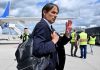Simone Inzaghi melambaikan tangan di bandara