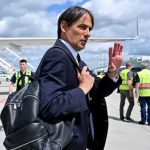 Simone Inzaghi melambaikan tangan di bandara