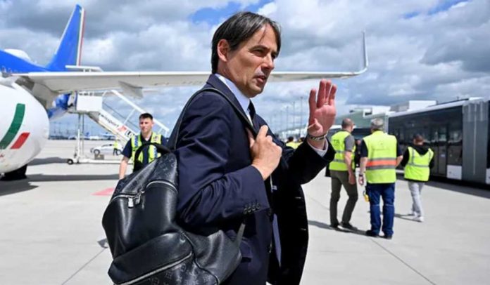 Simone Inzaghi melambaikan tangan di bandara