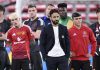 Skuad Manchester United menyaksikan tim Tottenham mengangkat piala Liga Europa