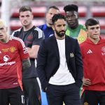 Skuad Manchester United menyaksikan tim Tottenham mengangkat piala Liga Europa
