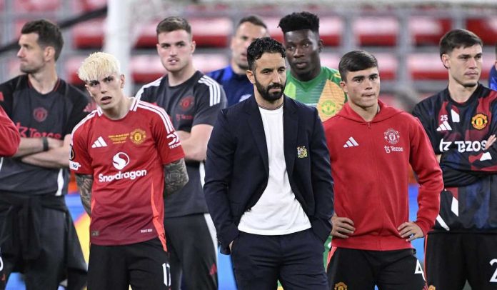 Skuad Manchester United menyaksikan tim Tottenham mengangkat piala Liga Europa
