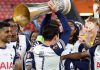 Son Heung-Min dan rekan-rekannya merayakan trofi Liga Europa