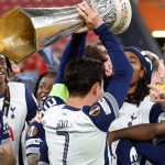Son Heung-Min dan rekan-rekannya merayakan trofi Liga Europa