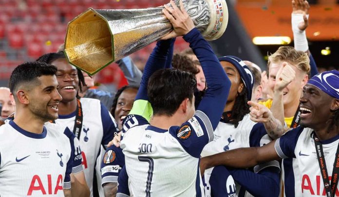 Son Heung-Min dan rekan-rekannya merayakan trofi Liga Europa