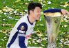 Son Heung-Min duduk dengan trofi Liga Europa