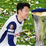 Son Heung-Min duduk dengan trofi Liga Europa