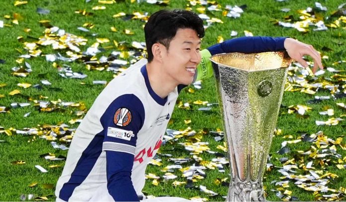 Son Heung-Min duduk dengan trofi Liga Europa