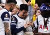 Son Heung-Min memeluk trofi Liga Europa disaksikan rekan-rekannya