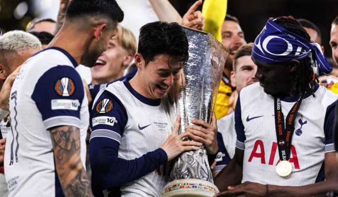 Son Heung-Min memeluk trofi Liga Europa disaksikan rekan-rekannya