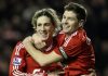 Steven Gerrard memeluk Fernando Torres dalam selebrasi gol Liverpool