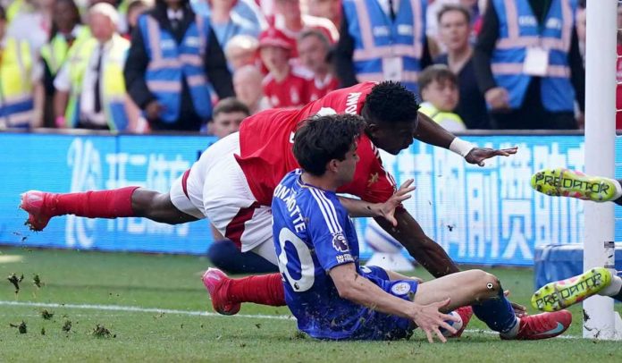 Taiwo Awoniyi mengalami cedera parah di laga kontra Leicester City