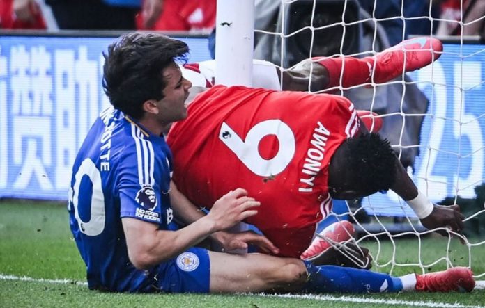 Taiwo Awoniyi striker Nottingham Forest saat mengalami cedera