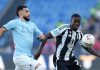 Taty Castellanos berebut bola dengan Timothy Weah di laga Lazio vs Juventus