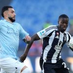 Taty Castellanos berebut bola dengan Timothy Weah di laga Lazio vs Juventus