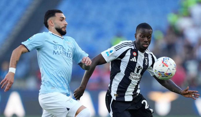 Taty Castellanos berebut bola dengan Timothy Weah di laga Lazio vs Juventus