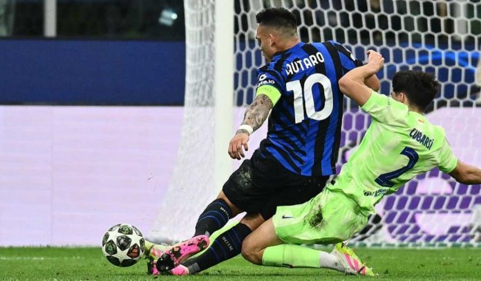 Tekel Pau Cubarsi kepada Lautaro Martinez berujung hukuman penalti