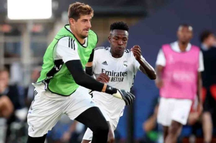 Thibaut Courtois dalam sebuah sesi pemanasan Real Madrid