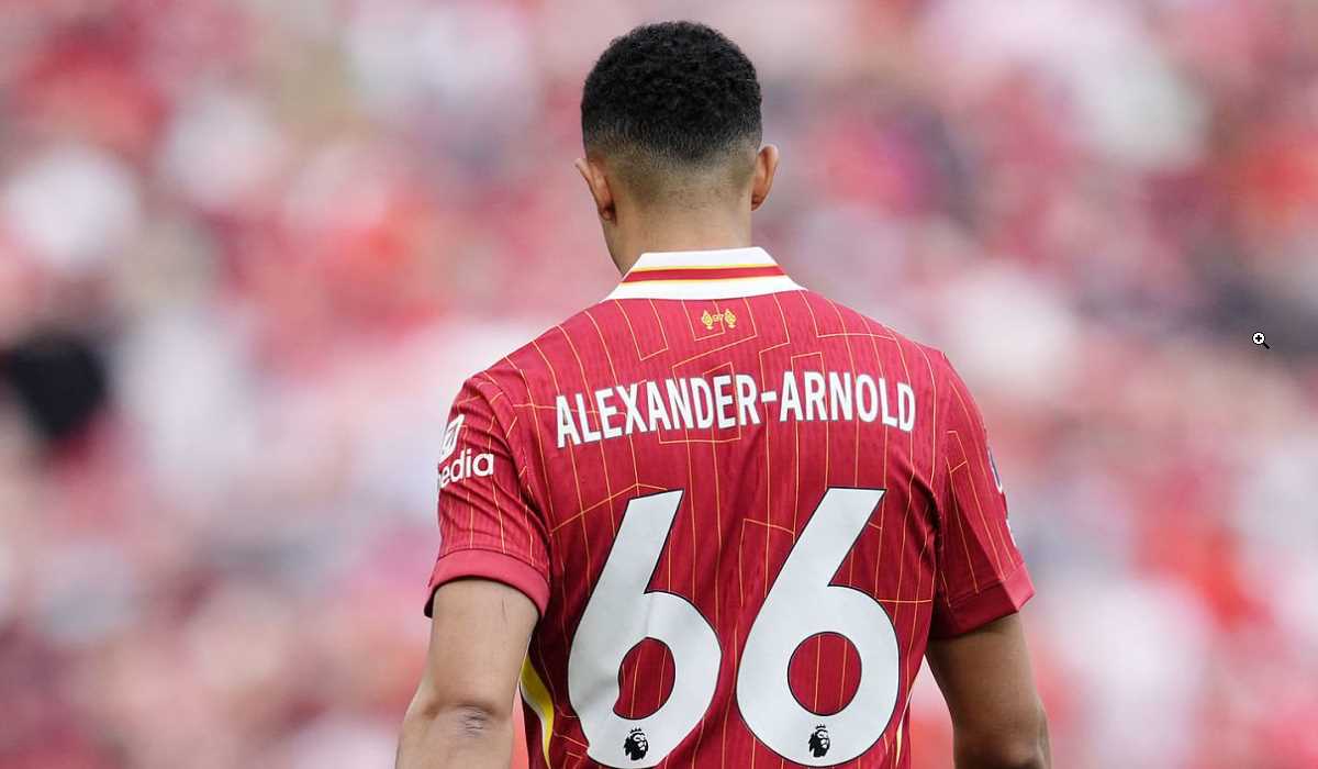 Trent Alexander-Arnold dari belakang di laga Liverpool vs Arsenal
