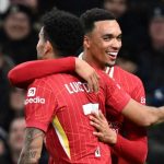 Trent Alexander-Arnold memeluk Luis Diaz dalam selebrasi gol ke gawang Tottenham Hotspur