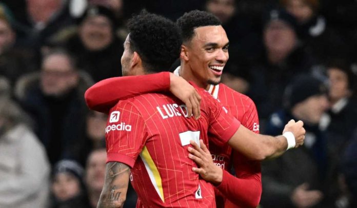 Trent Alexander-Arnold memeluk Luis Diaz dalam selebrasi gol ke gawang Tottenham Hotspur
