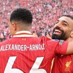 Trent Alexander-Arnold memeluk Mohamed Salah usai kemenangan atas Tottenham Hotspur