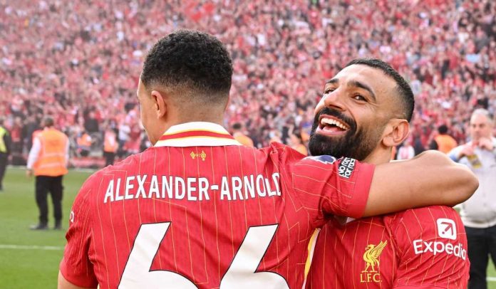 Trent Alexander-Arnold memeluk Mohamed Salah usai kemenangan atas Tottenham Hotspur