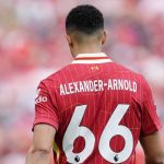Trent Alexander-Arnold tampak dari belakang di laga Liverpool vs Arsenal
