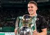 Victor Gyokeres mengangkat trofi juara Liga Portugal