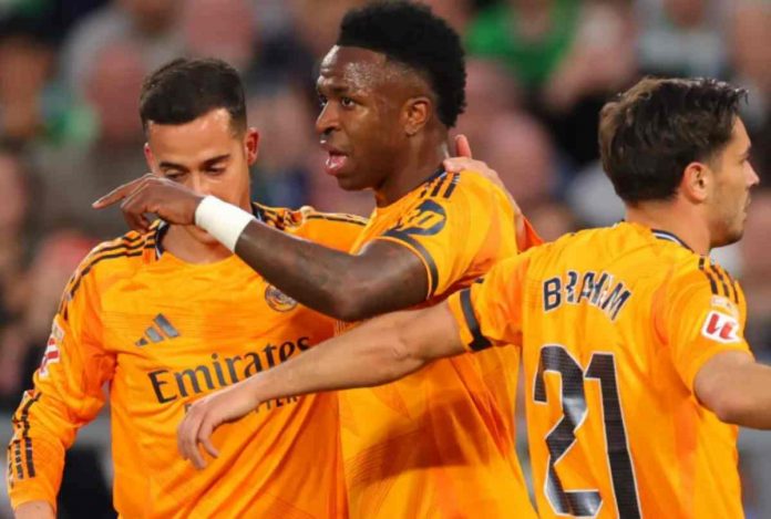 Vinicius dan Lucas Vazquez dalam sebuah laga Real Madrid