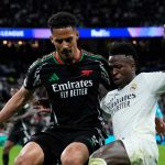 William Saliba mengawal Vinicius Junior di laga Real Madrid vs Arsenal