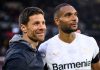 Xabi Alonso bersama Jonathan Tah usai laga Freiburg vs Bayer Leverkusen