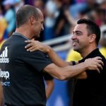 Xavi Hernandez menyapa Massimiliano Allegri di laga Barcelona vs Juventus pada 2022