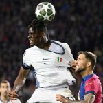 Yann Bisseck menangi duel udara melawan Inigo Martinez di laga Barcelona vs Inter Milan