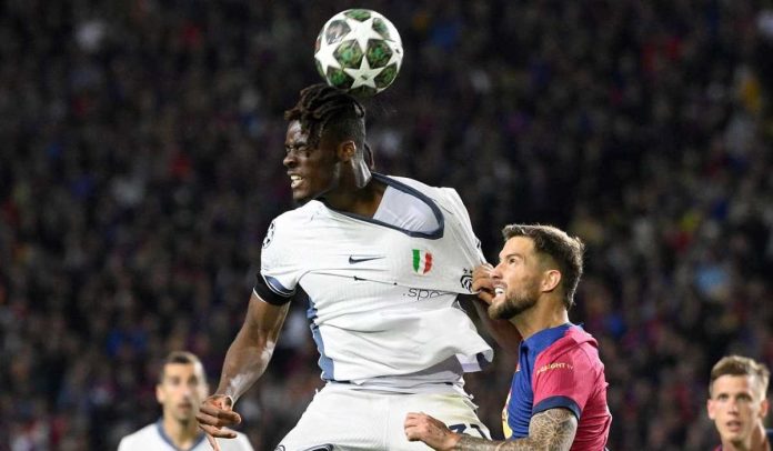 Yann Bisseck menangi duel udara melawan Inigo Martinez di laga Barcelona vs Inter Milan