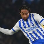 Aksi Joao Pedro mencoba menendang bola ke gawang Chelsea
