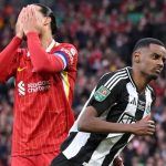 Alexander Isak merayakan gol ke gawang Liverpool di final Piala Carabao