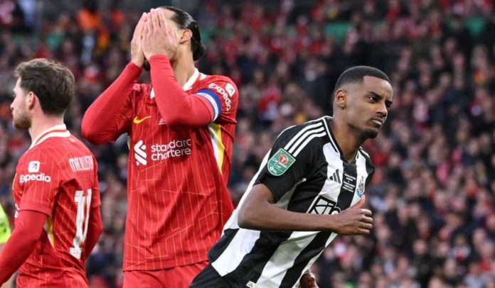 Alexander Isak merayakan gol ke gawang Liverpool di final Piala Carabao
