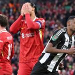 Alexander Isak merayakan golnya ke gawang Liverpool