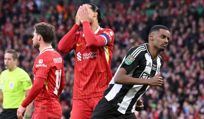 Alexander Isak merayakan golnya ke gawang Liverpool