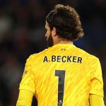 Alisson Becker tampak dari belakang di laga Brighton & Hove Albion vs Liverpool