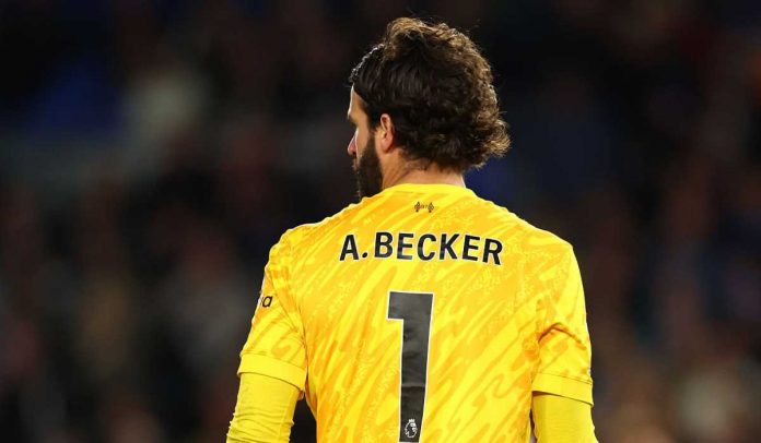 Alisson Becker tampak dari belakang di laga Brighton & Hove Albion vs Liverpool